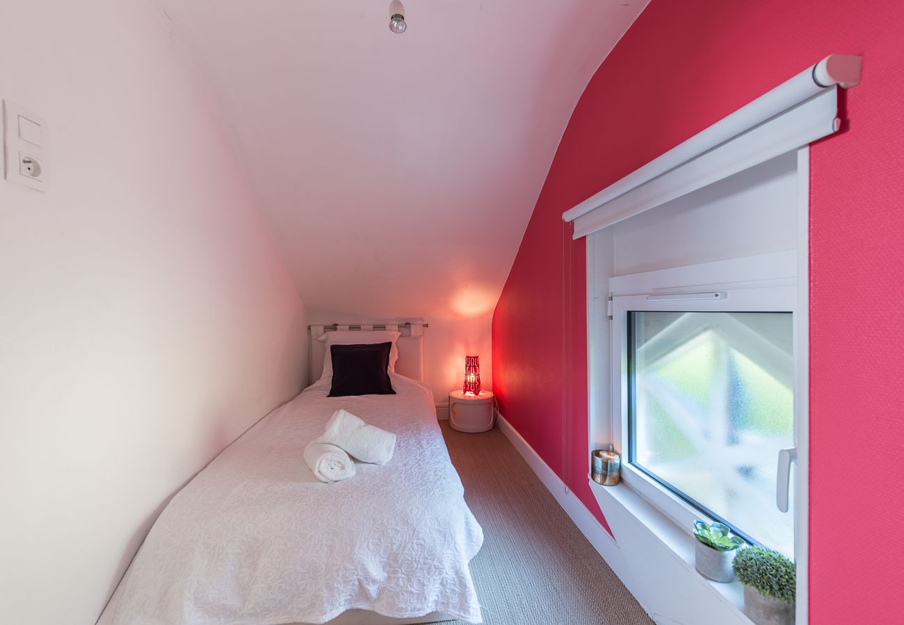 room Veyrier, lake view, terrace access, mountains, office, dressing,, concierge, super host, sustainable housing
