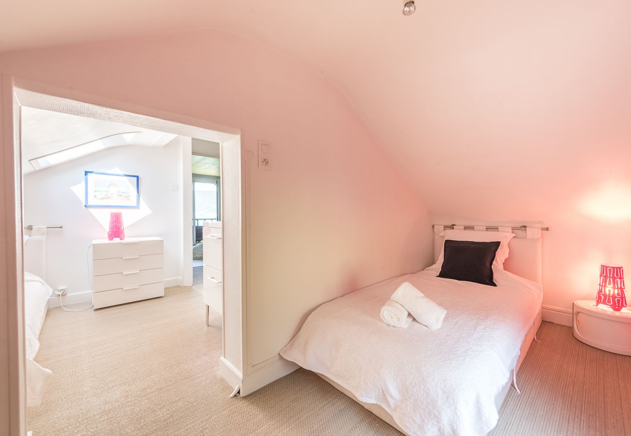 house, luxury, seasonal rental, annecy, holidays, lake access, private pontoon, mountain, hotel, snow, sun, boat 