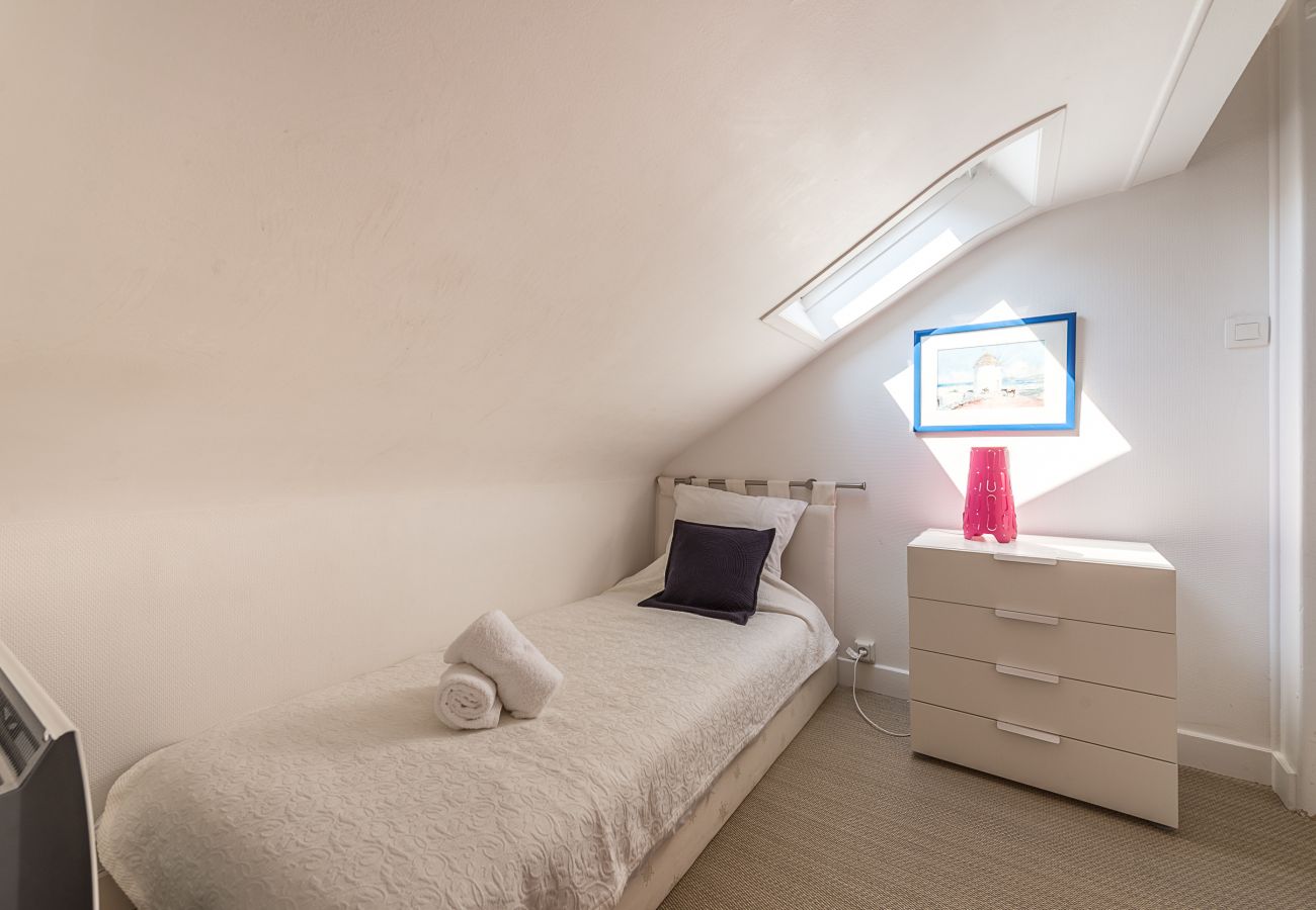 house, luxury, seasonal rental, annecy, holidays, lake access, private pontoon, mountain, hotel, snow, sun, boat 