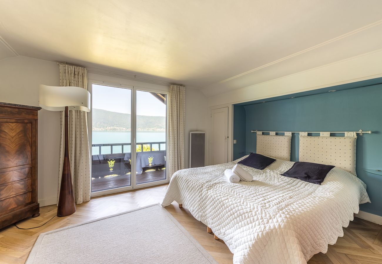 house, luxury, seasonal rental, annecy, holidays, lake access, private pontoon, mountain, hotel, snow, sun, boat 