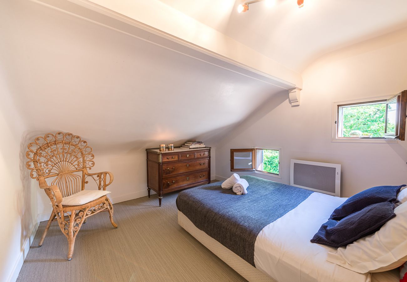 house, luxury, seasonal rental, annecy, holidays, lake access, private pontoon, mountain, hotel, snow, sun, boat 