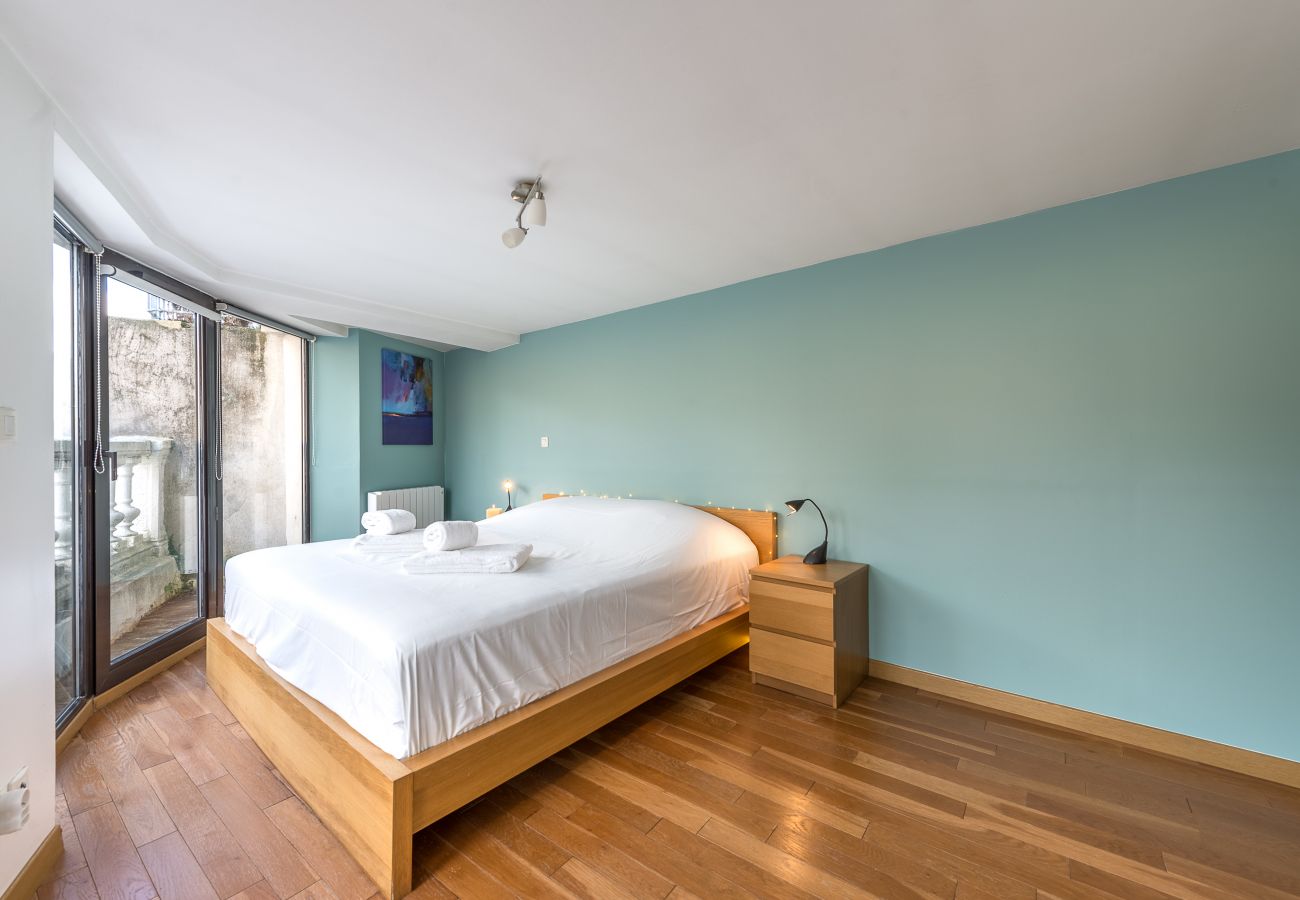 bedroom, king size, luxury, flat, holiday rental, annecy, vacation, lake view, mountain, hotel, snow, sun, private beach