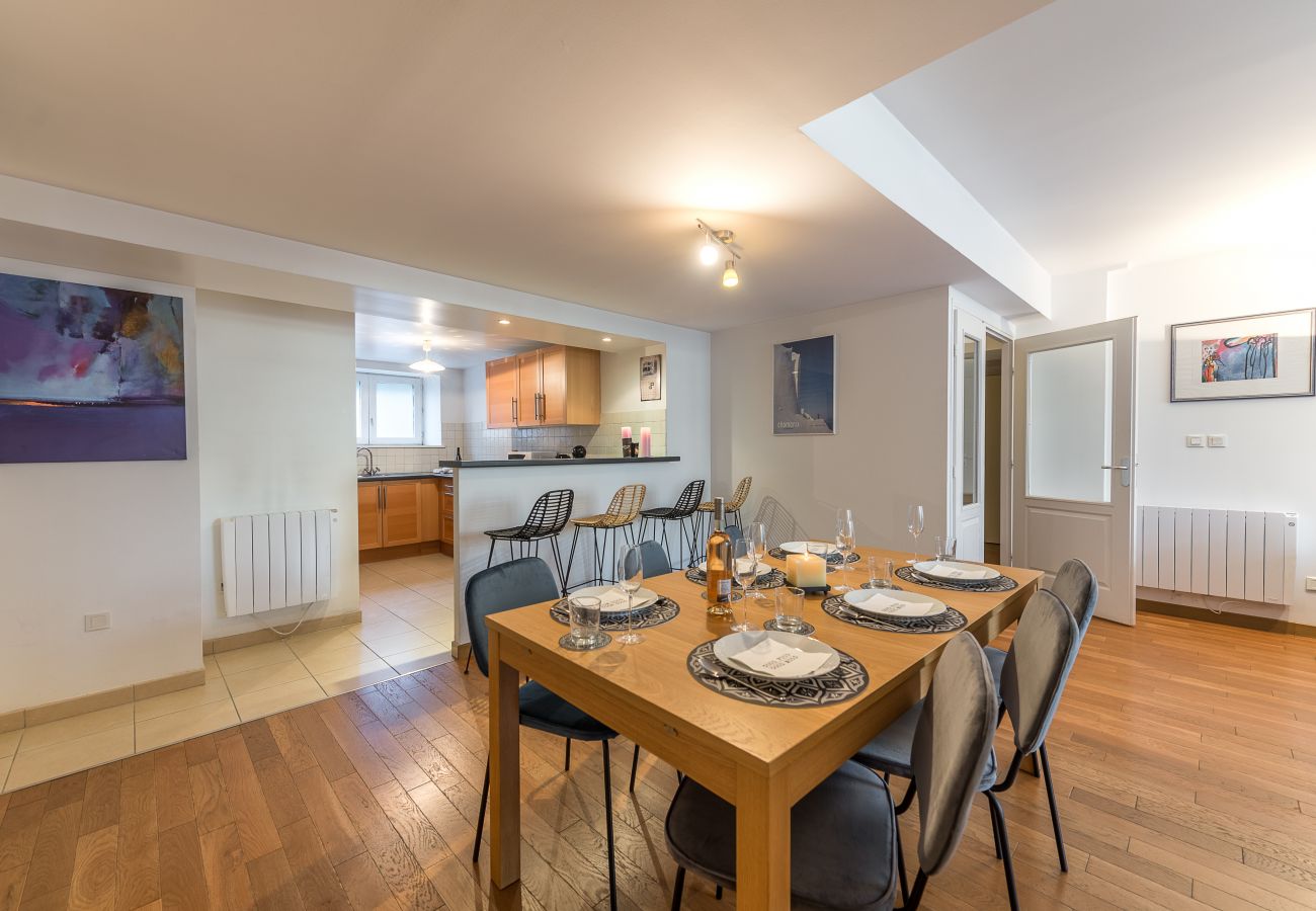 dining room, luxury, flat, holiday rental, annecy, vacation, lake view, mountain, hotel, snow, sun, private beach 