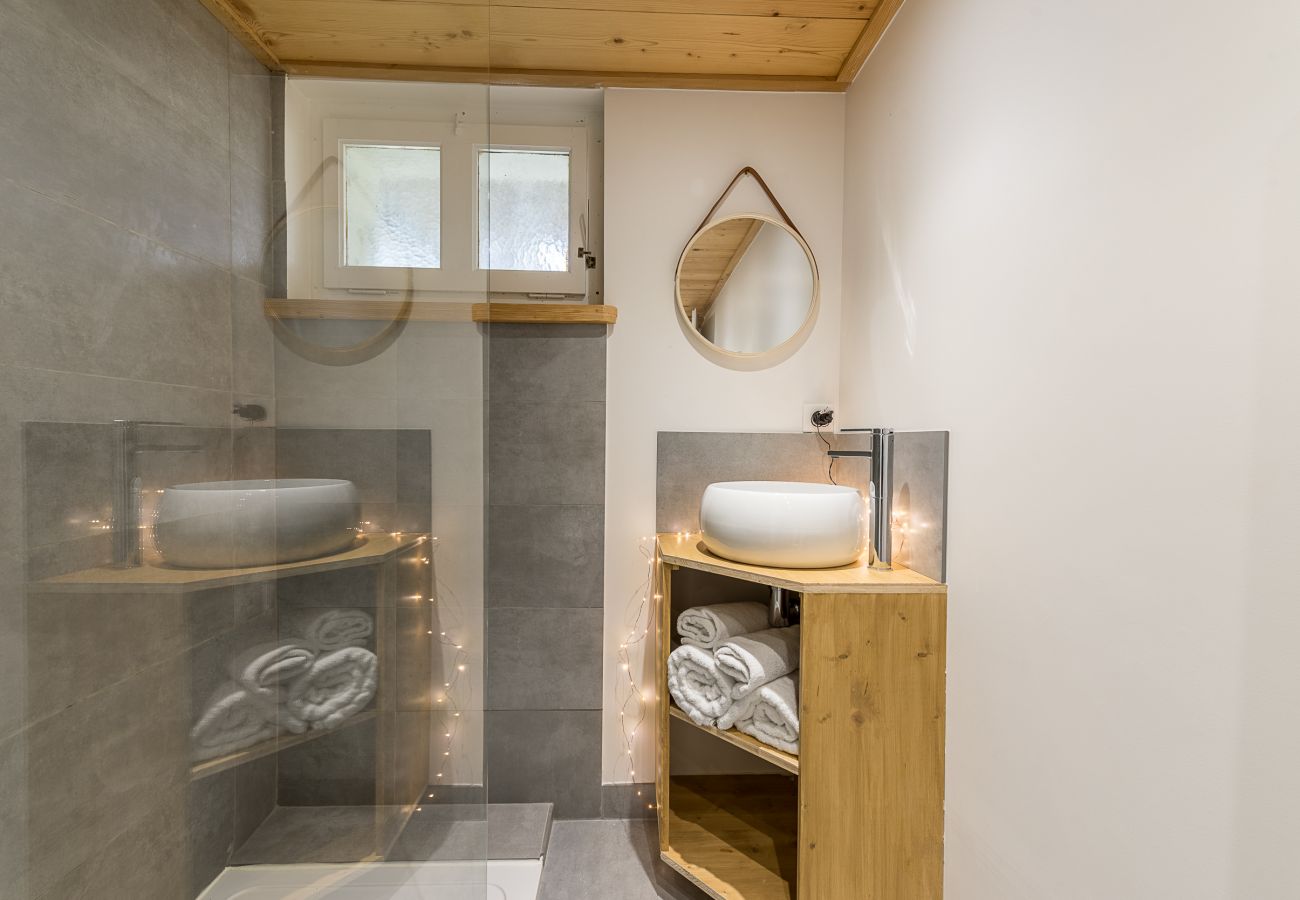 shower room, shower, visit annecy in winter, christmas in annecy, annecy lakeside holidays