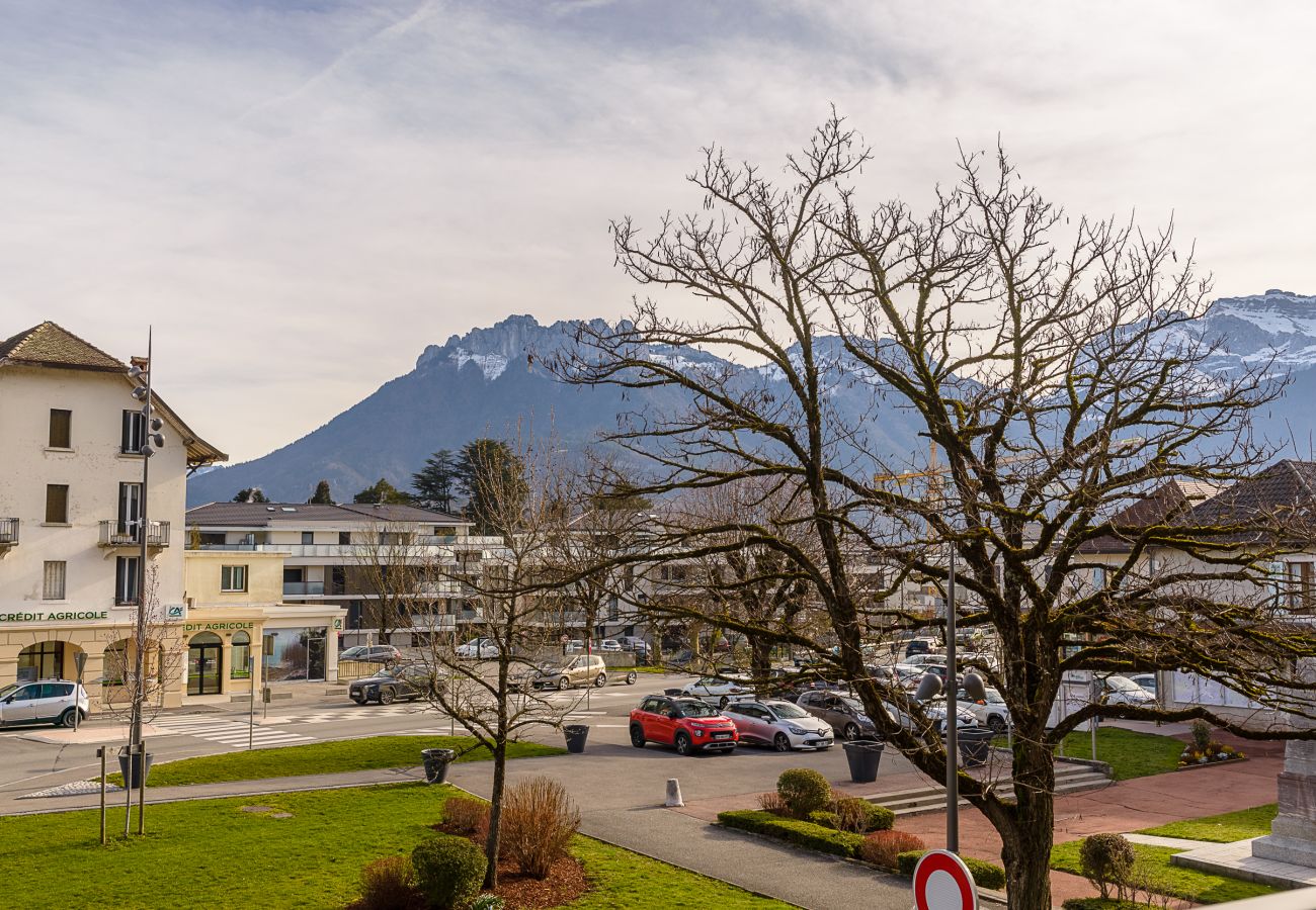 shops, parking, restaurants, bookstore, florists, Super U, beach, town hall, for rent, village center, Saint Jorioz