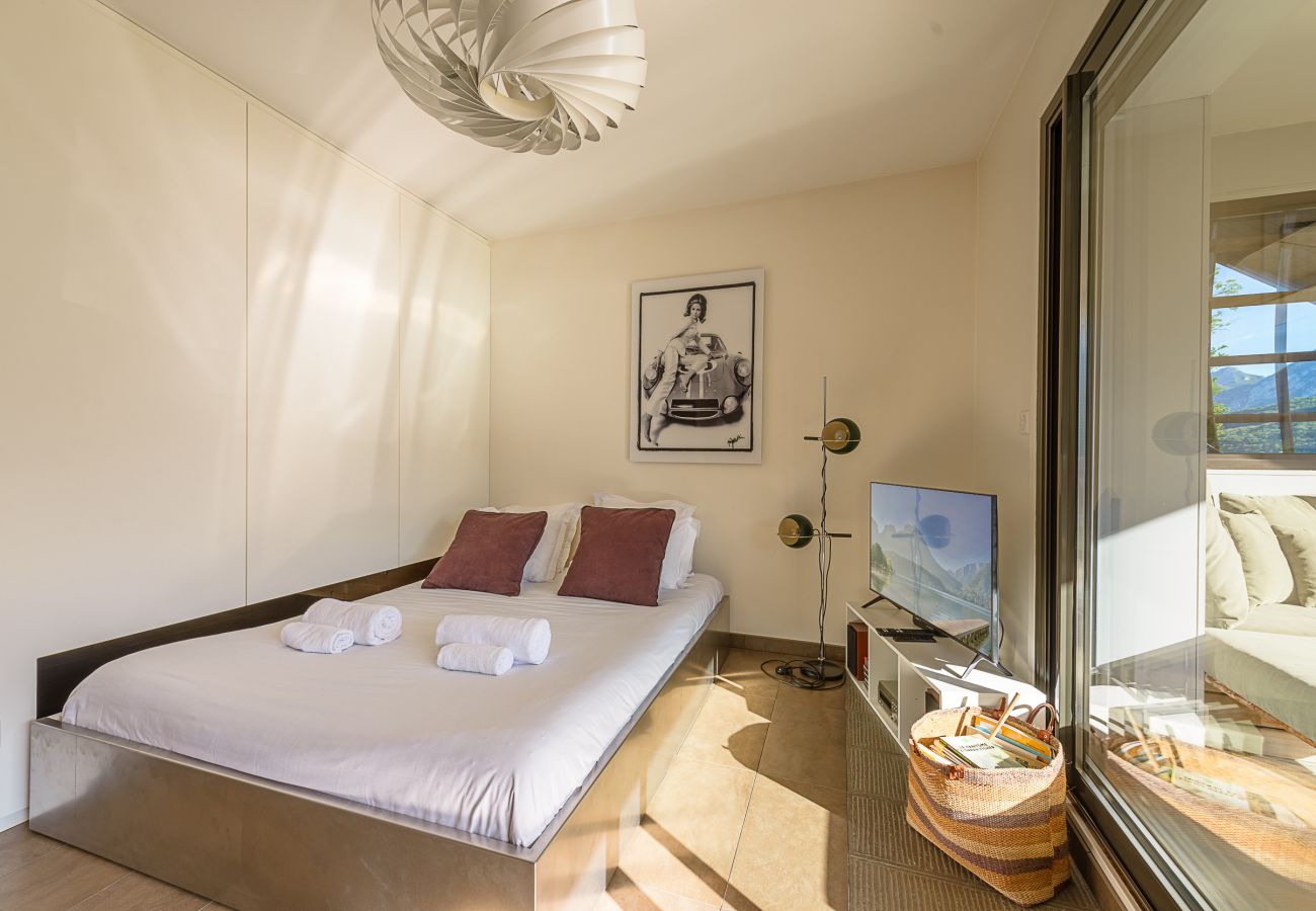 4 people, apartment, balcony, lake view, mountains, lake access, private beach, rental agency, Annecy