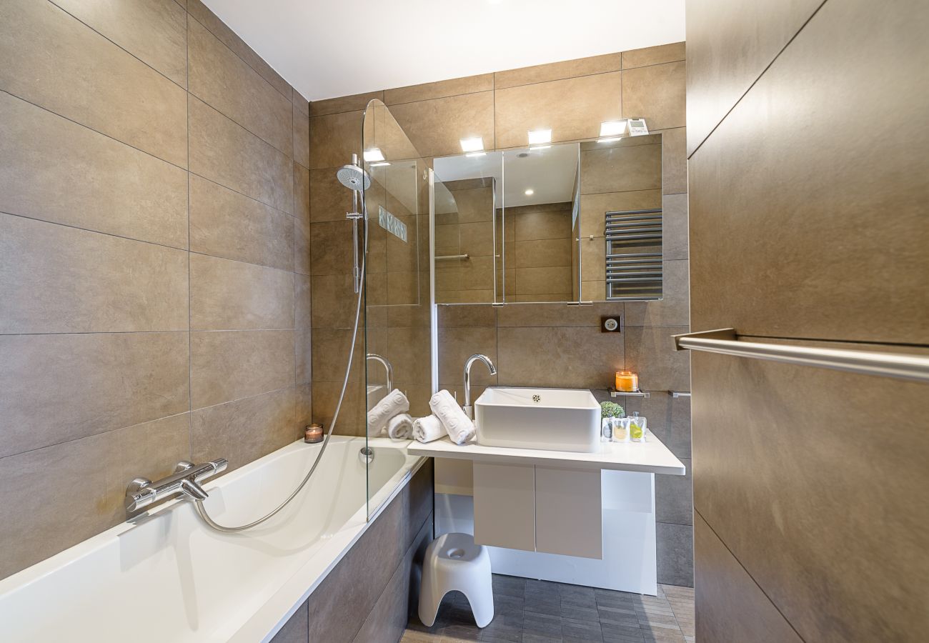 apartment for rent, lake view annecy, Premium seasonal rental, Duingt, holidays, luxury airbnb, hotel, summer, france 