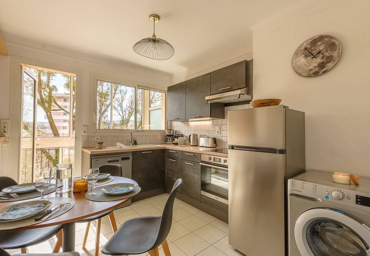 Family apartment with two double bedrooms. Seasonal rentals on the shores of Lake Annecy