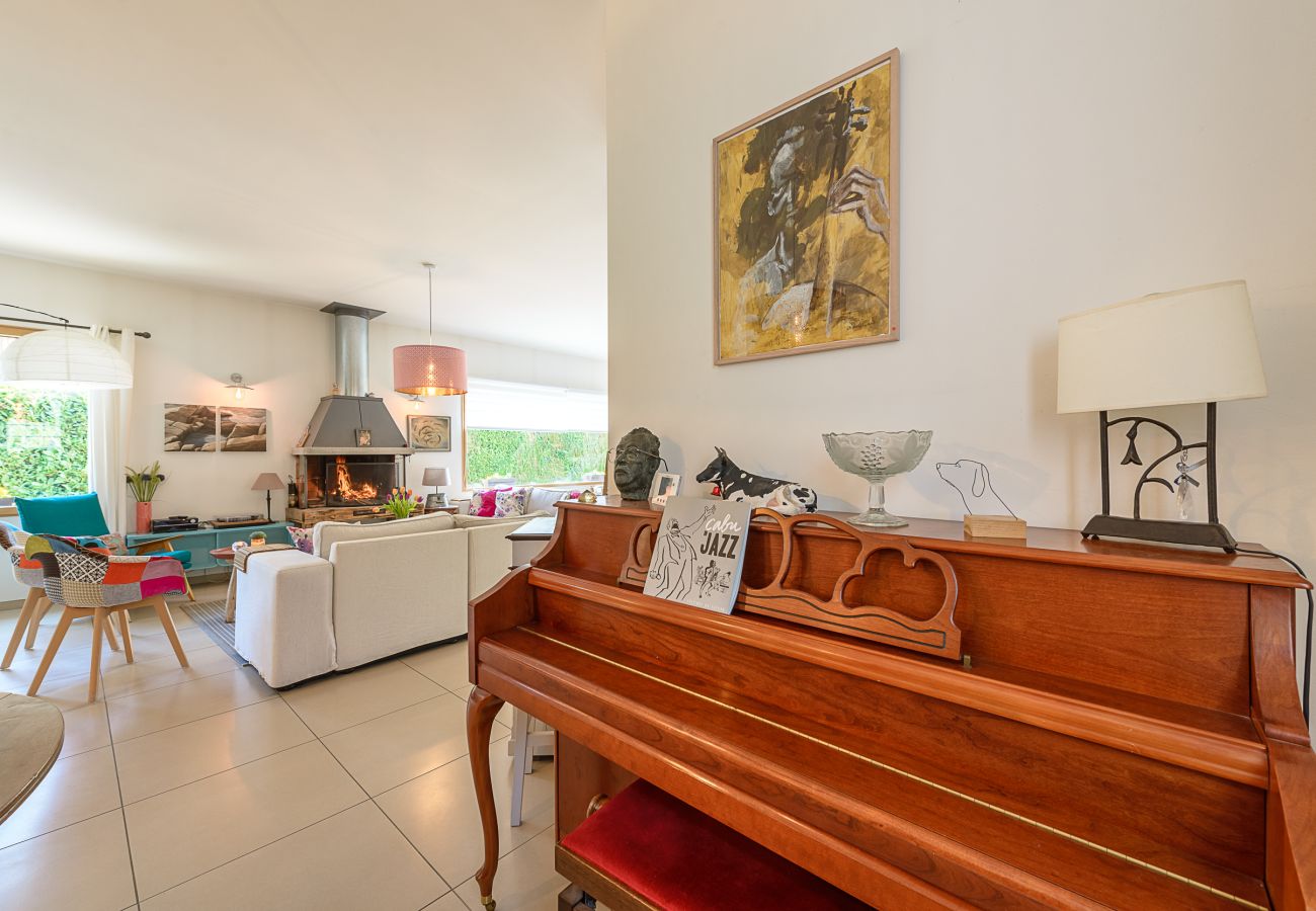 Rent a house on the banks of Lake Annecy for families, mountain retreats, gites to rent in the Alps, waterfront property