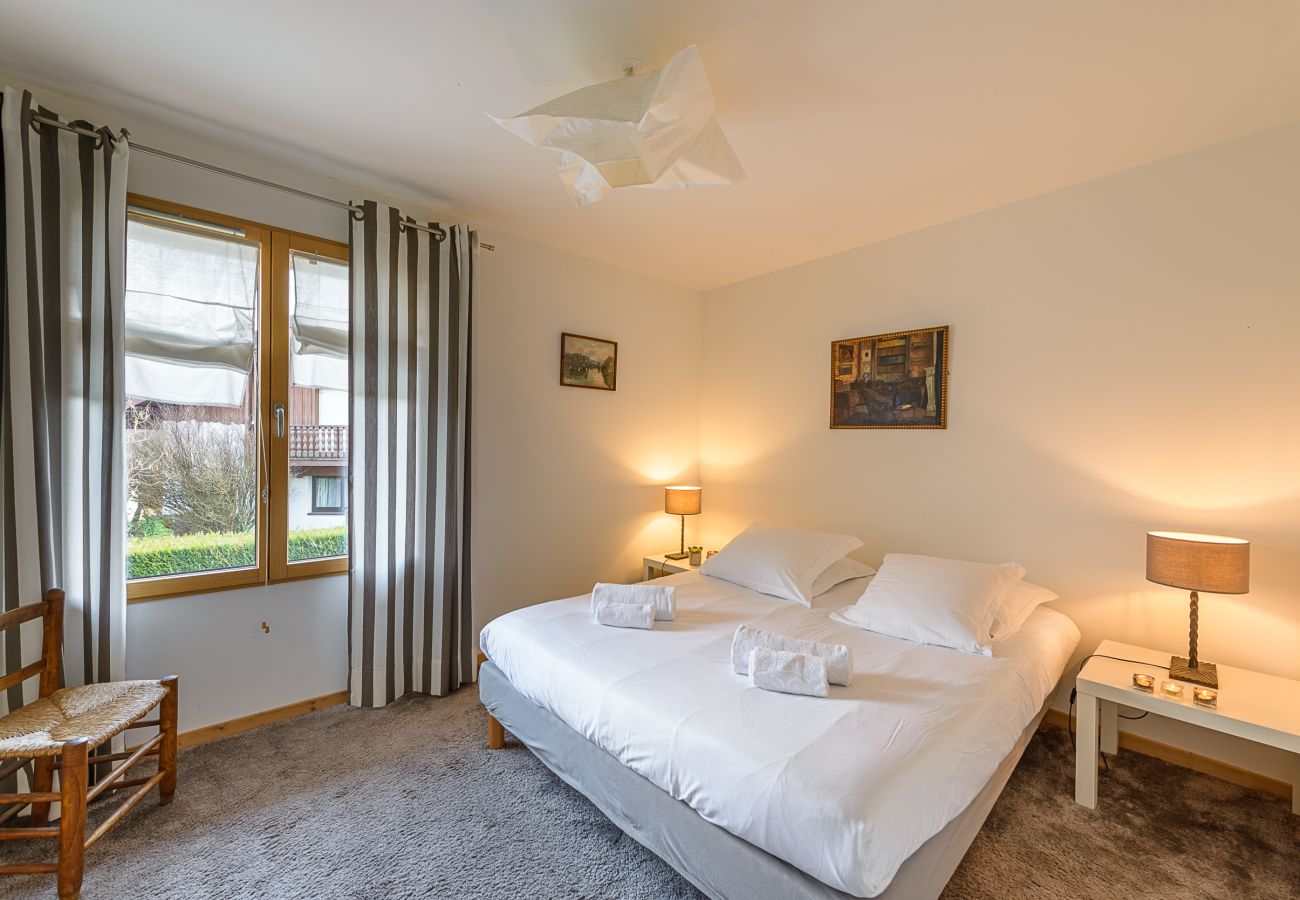 Rent a house on the banks of Lake Annecy for families, mountain retreats, gites to rent in the Alps, waterfront property