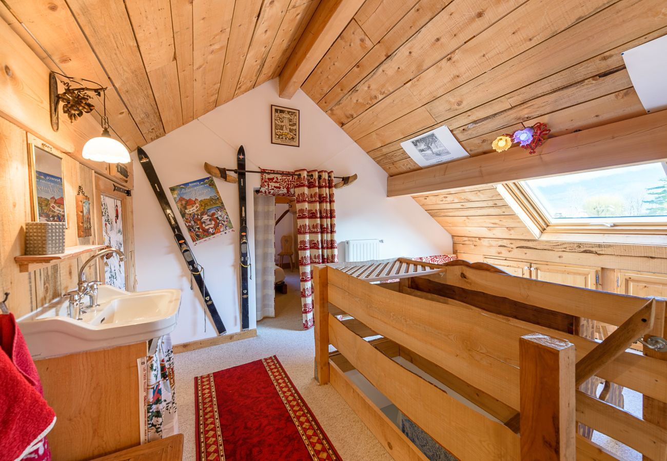 Rent a house on the banks of Lake Annecy for families, mountain retreats, gites to rent in the Alps, waterfront property