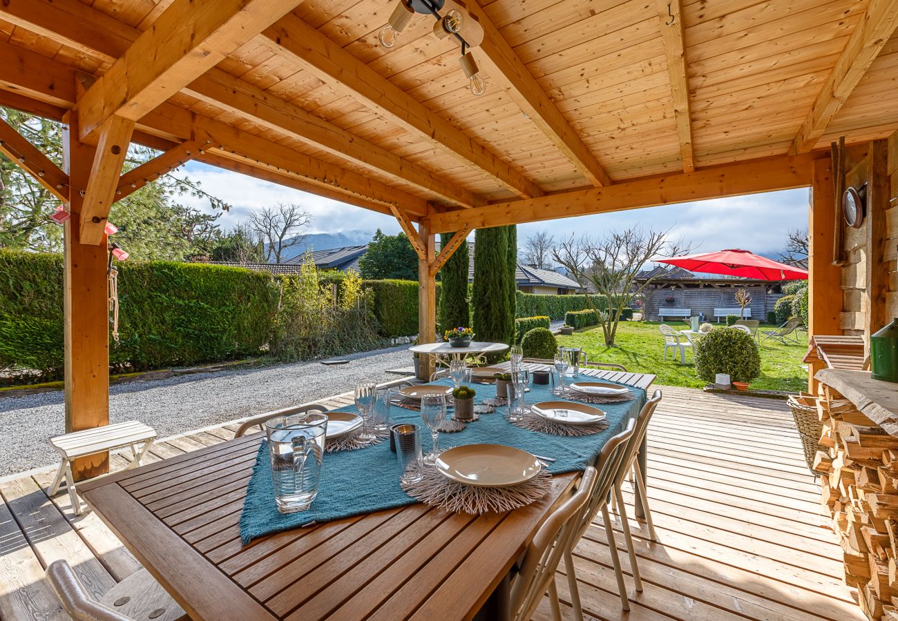 Rent a house on the banks of Lake Annecy for families, mountain retreats, gites to rent in the Alps, waterfront property
