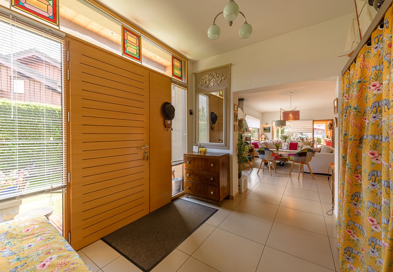 Rent a house on the banks of Lake Annecy for families, mountain retreats, gites to rent in the Alps, waterfront property