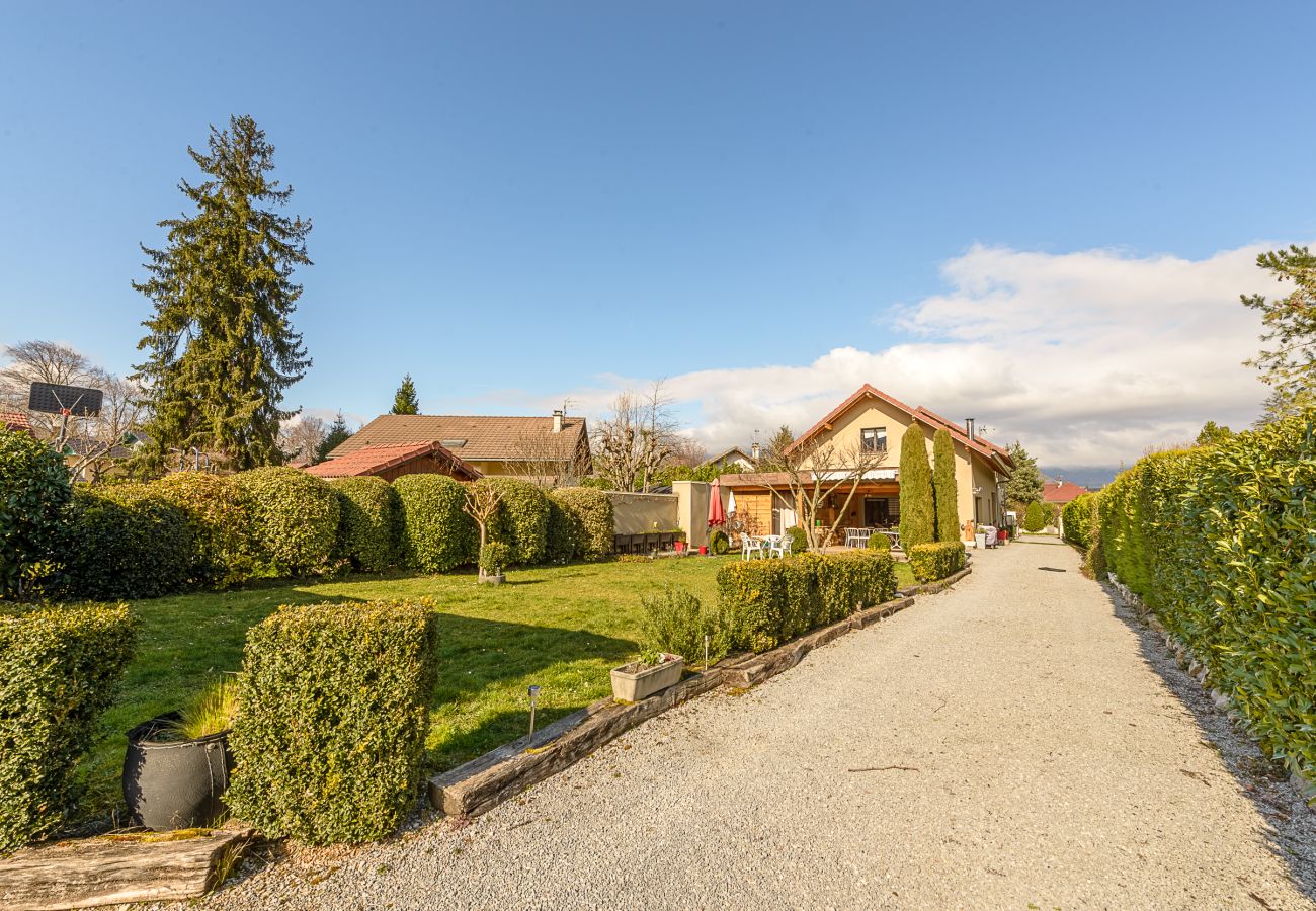 Rent a house on the banks of Lake Annecy for families, mountain retreats, gites to rent in the Alps, waterfront property