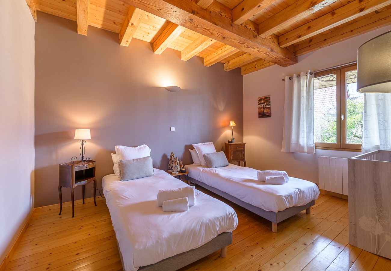 Rent a house on the banks of Lake Annecy for families, mountain retreats, gites to rent in the Alps, waterfront property 