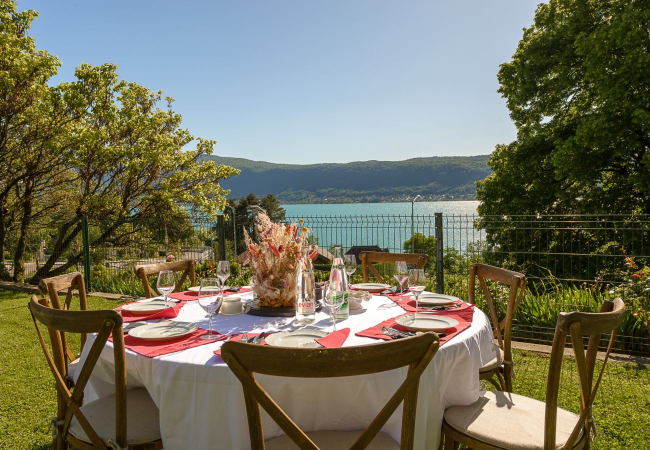 Villa with large garden, nomad tent and view of Lake Annecy