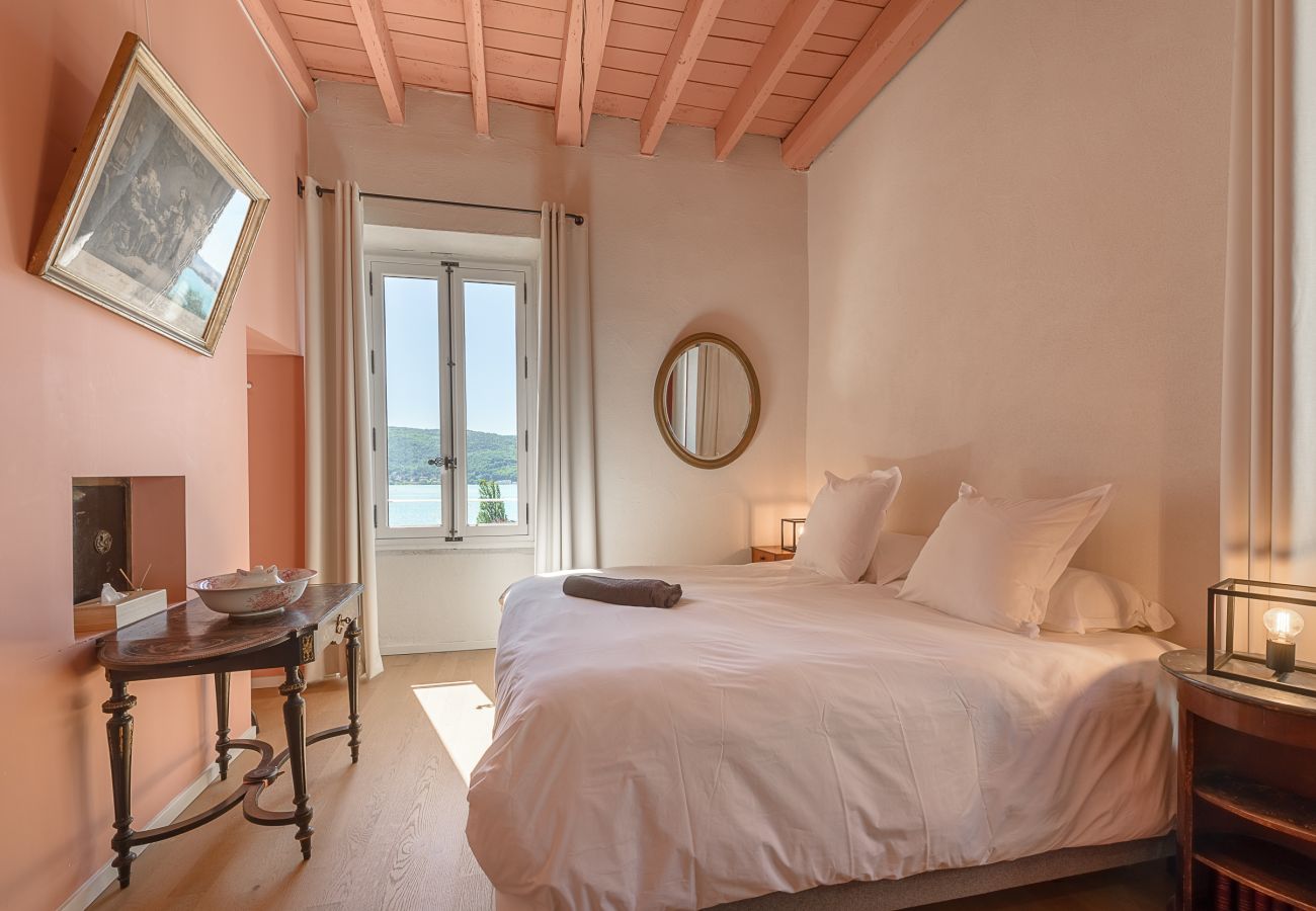 Bedoom on the 1st floor with 2 single beds and lake view 