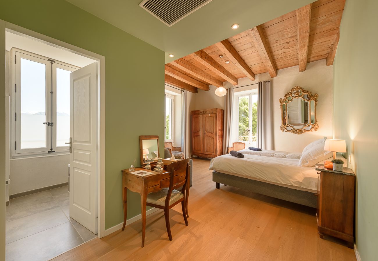 Bright room with double exposure, lake view, quality bedding and bathroom. 