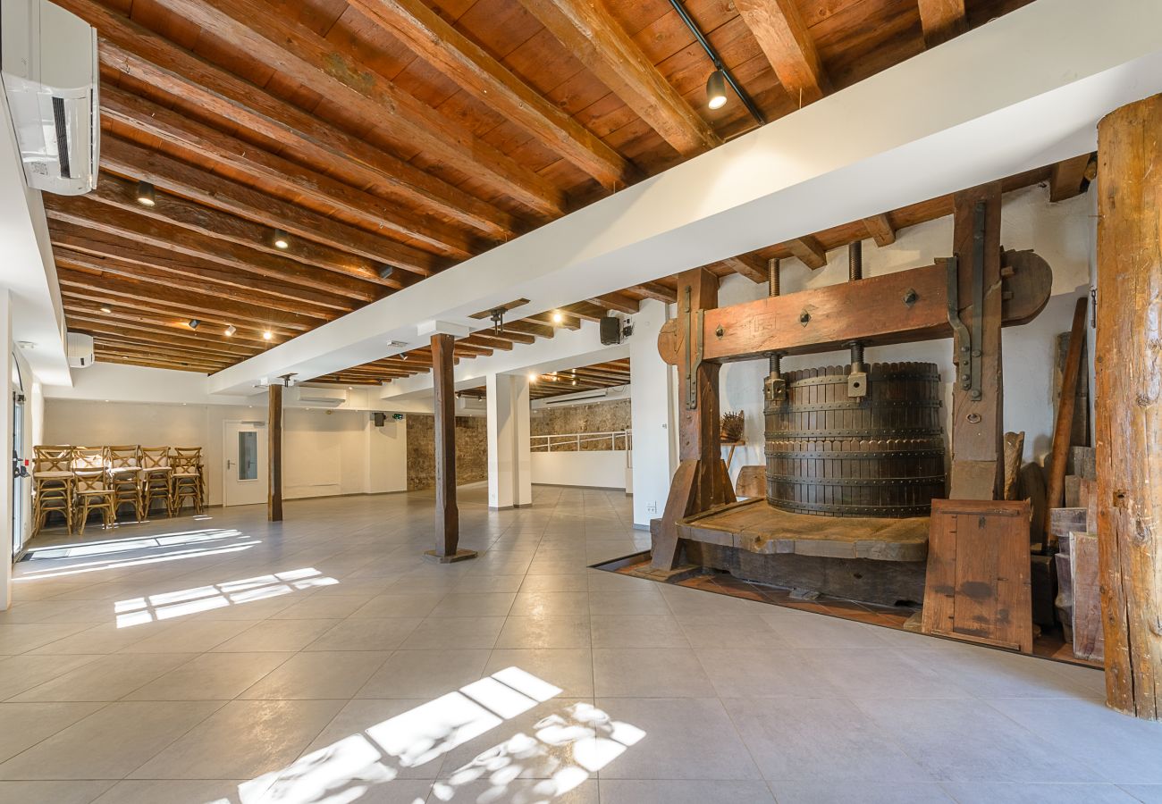 Private event organization with a large capacity