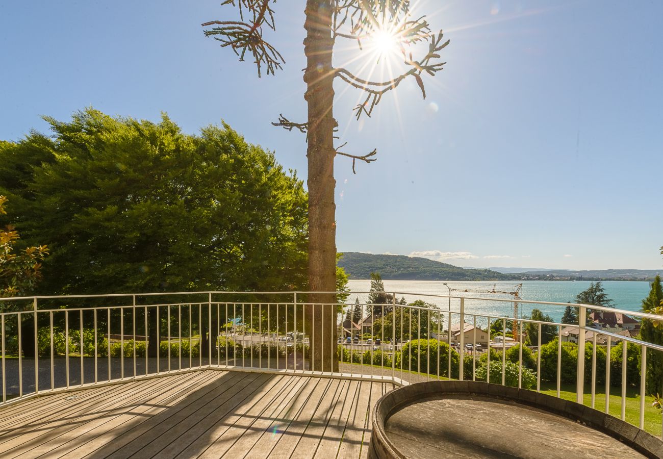 Balcony with panoramic lake view - enjoy the sunsets 