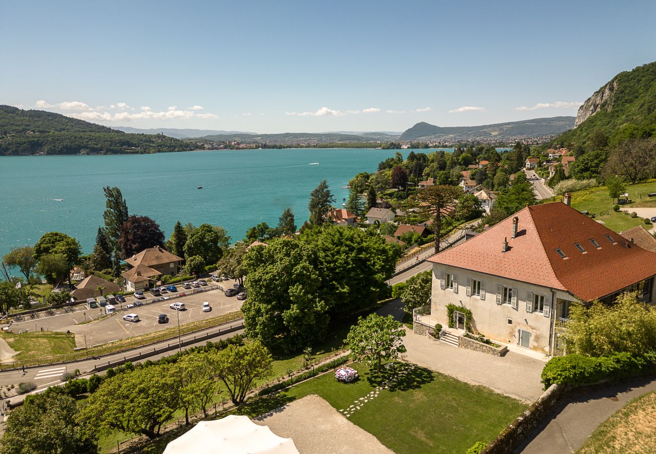 Villa's skyview over the house and garden