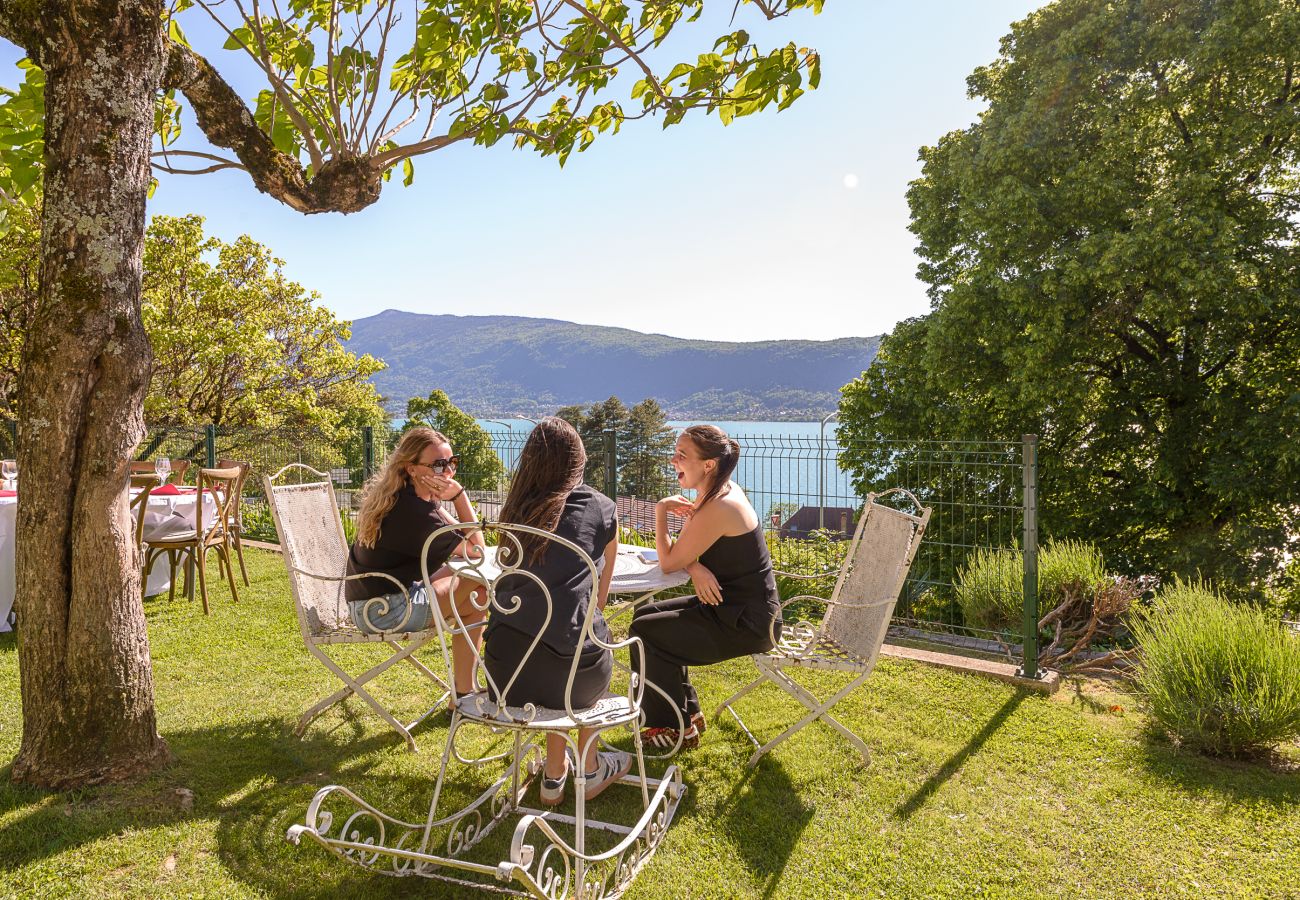 Friendly, well-appointed garden with lake view