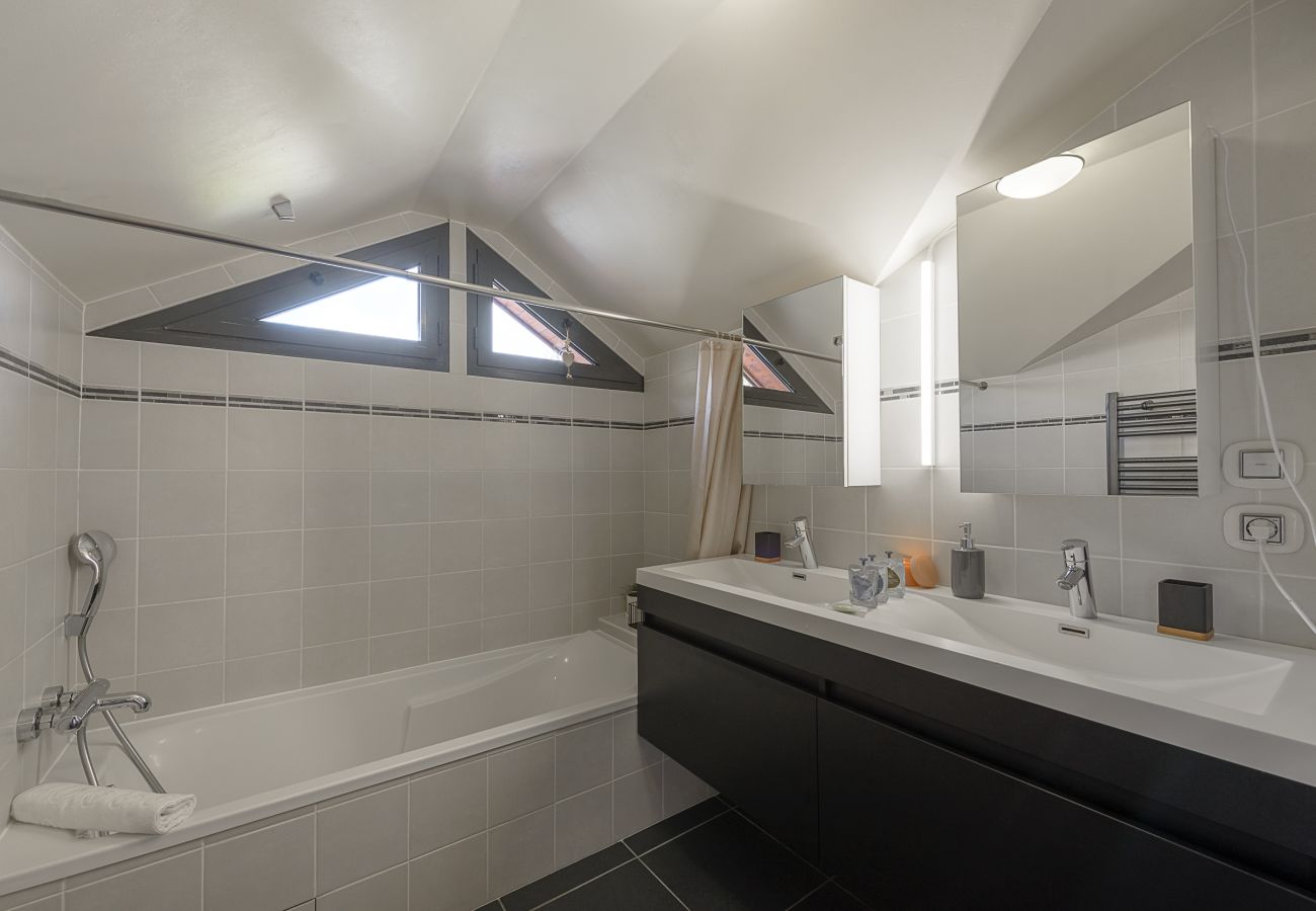 Lake Annecy lakefront rental with lake view, 2 bedrooms and private parking close to shops