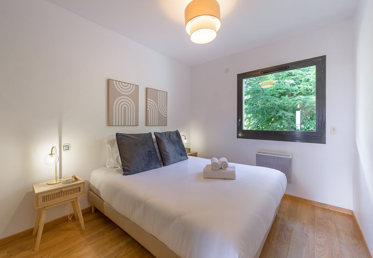 Rental on the edge of Lake Annessy with lake view, 2 bedrooms and private parking close to the shops