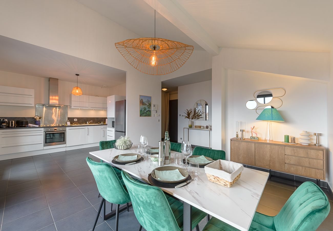 Rental on the edge of Lake Annessy with lake view, 2 bedrooms and private parking close to the shops
