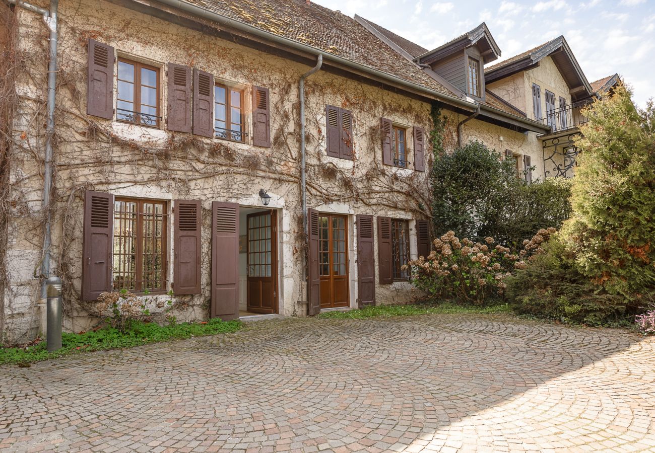Rental on Lake Annecy with large secure car park 