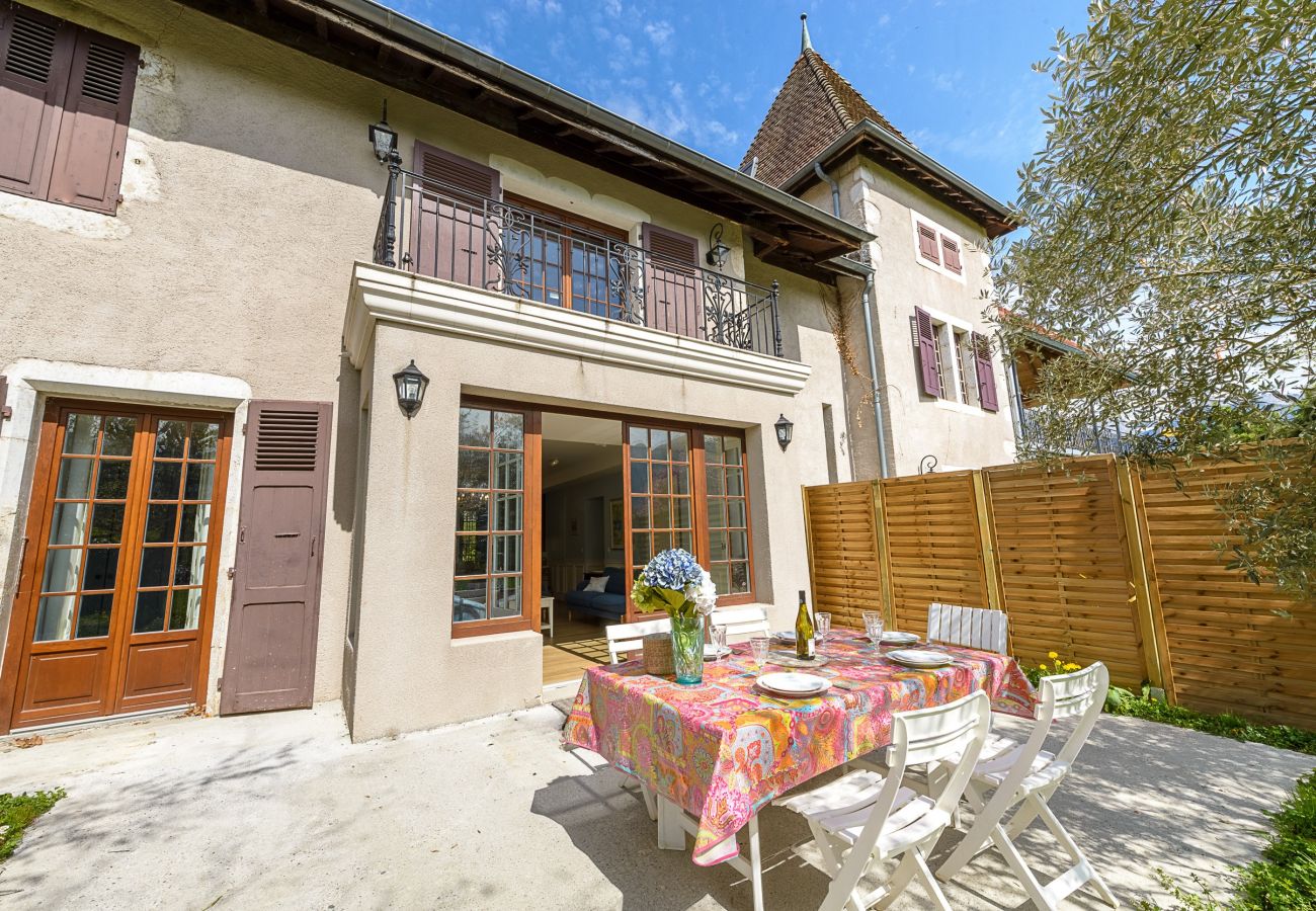 Family house to rent on the banks of Lake Annecy with outside area