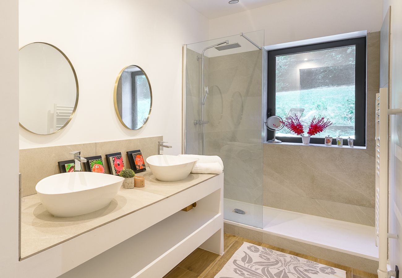 Villa for rent on Lake Annecy with spacious bathroom and lake view