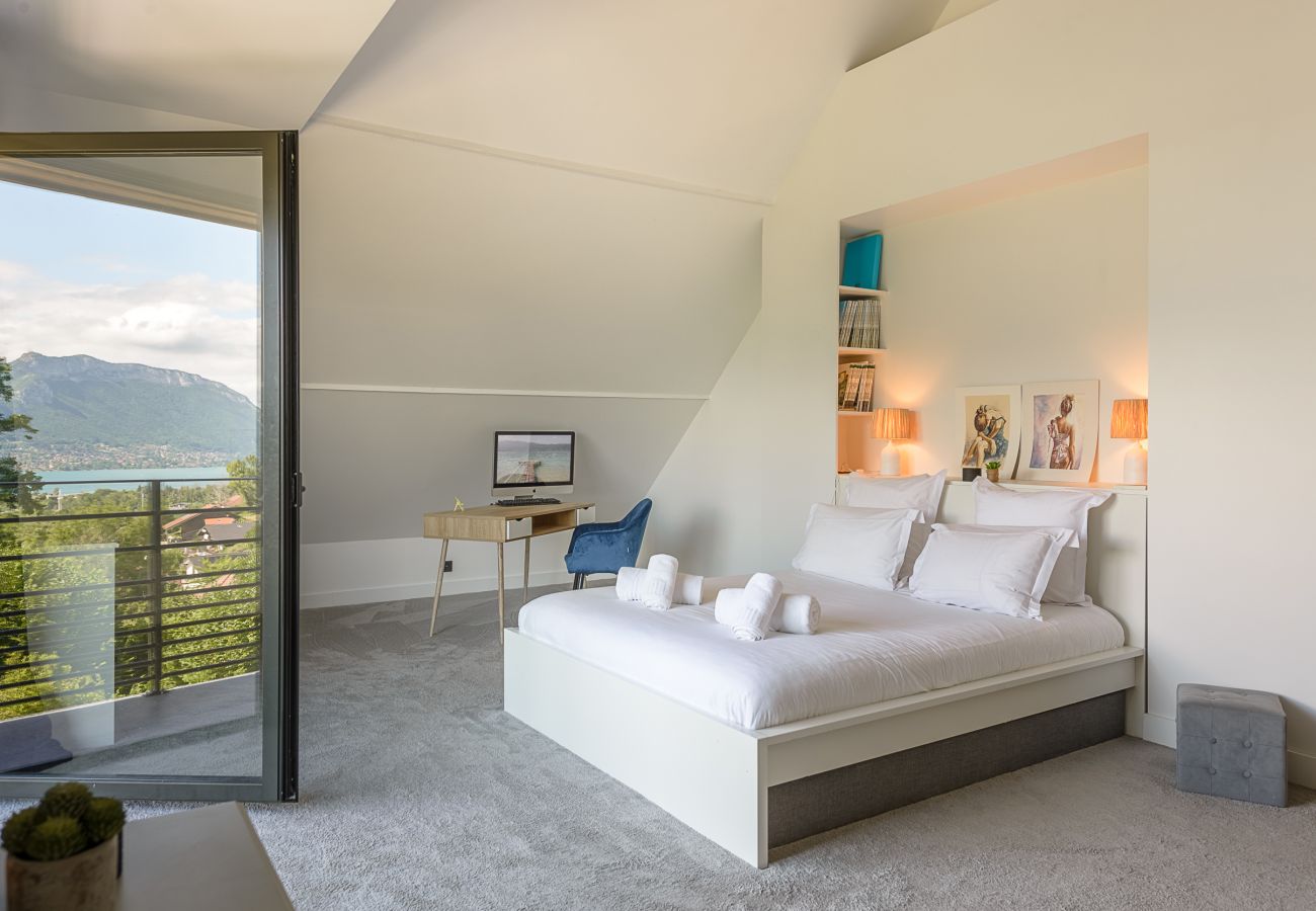 Annecy rental with ensuite bedroom and lake view