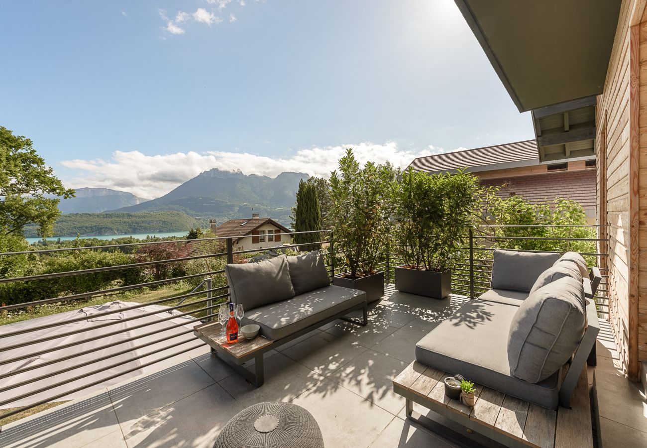 Luxury rental with lake view and spacious outdoor areas