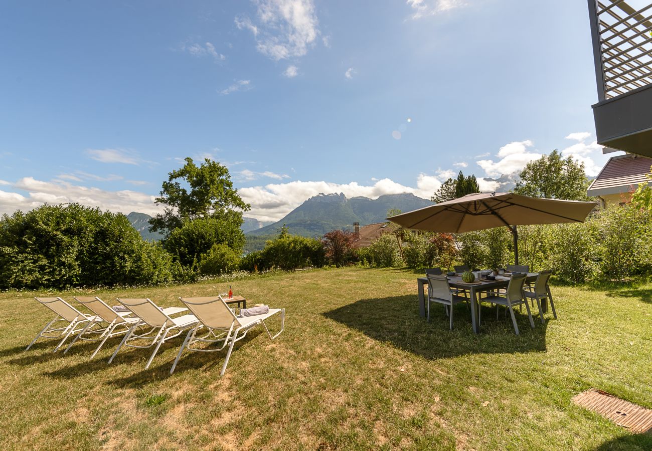 Luxury rental on Lake Annecy with large garden for families