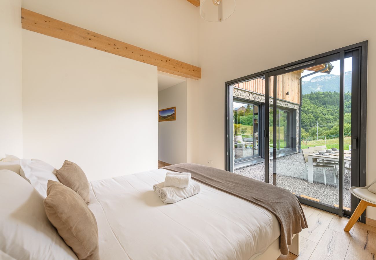 Room in a rental villa by Lake Annecy with a jacuzzi