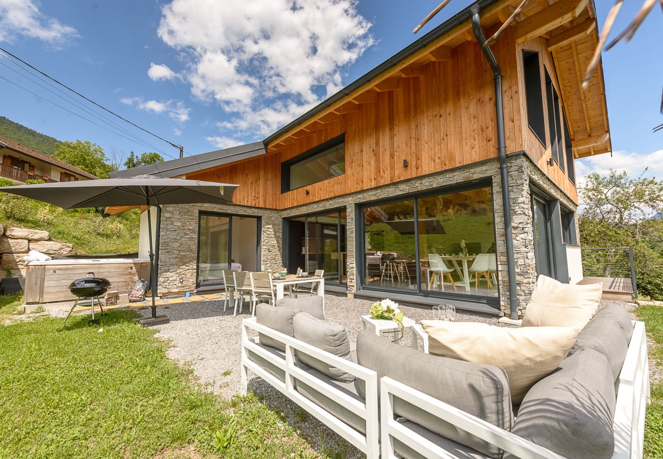 Villa for rent for a family with mountain views and a sunny terrace
