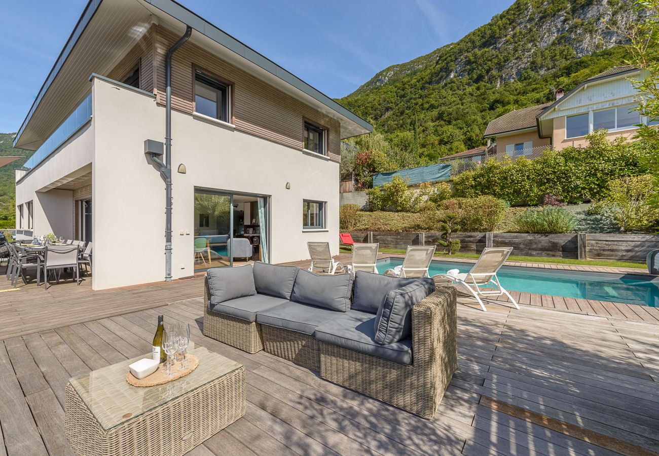 Rent the Sunset villa with pool and lake views, just a short walk from the village center 