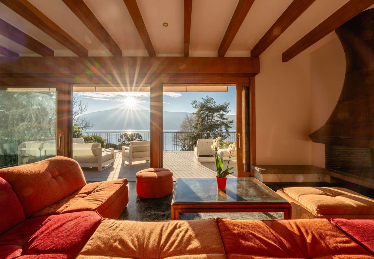 villa with private beach in Annecy