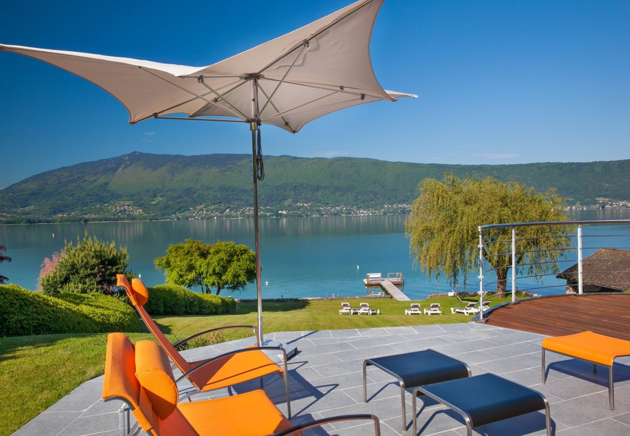 villa with view of Lake Annecy in Veyriez