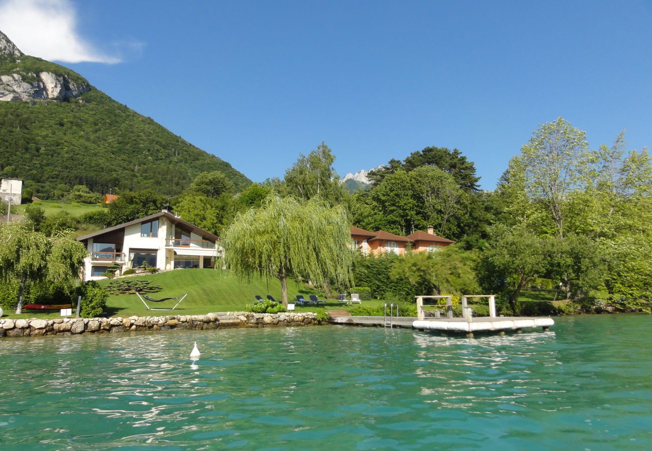 villa with private beach on Lake Annecy