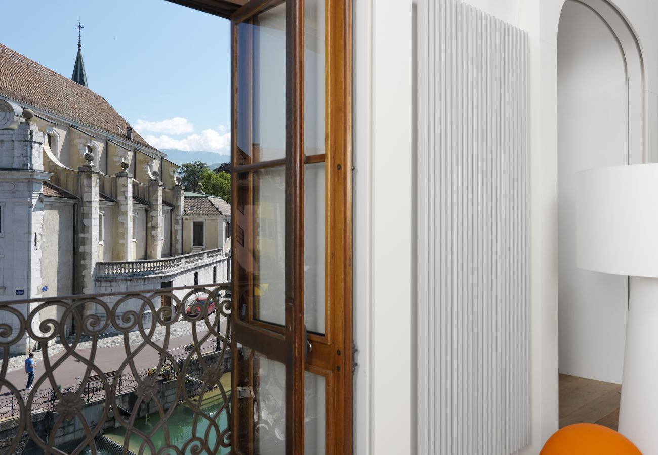 holiday rental with canal view and terrace in Annecy