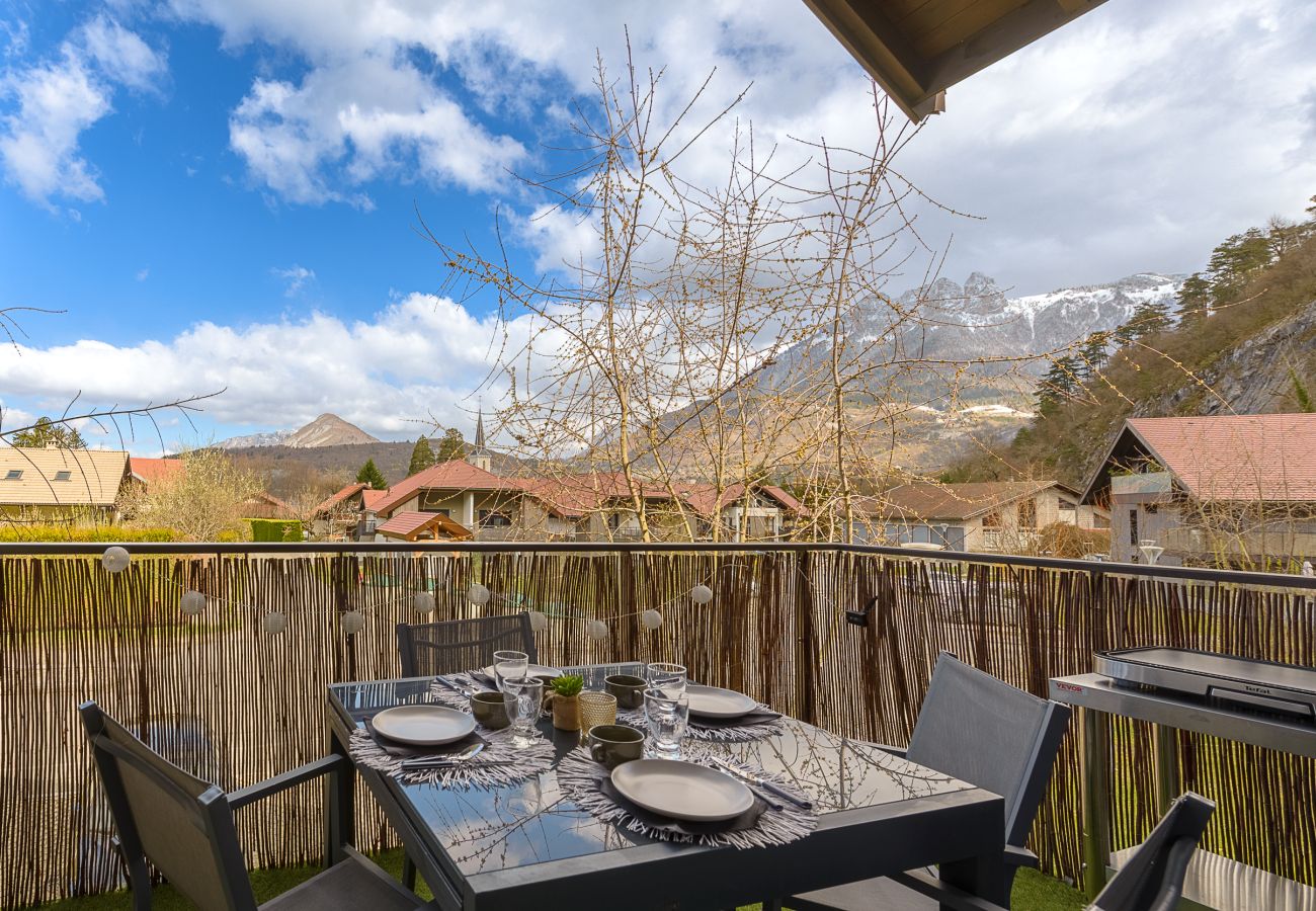 apartment with views of the mountains in Lake Annecy