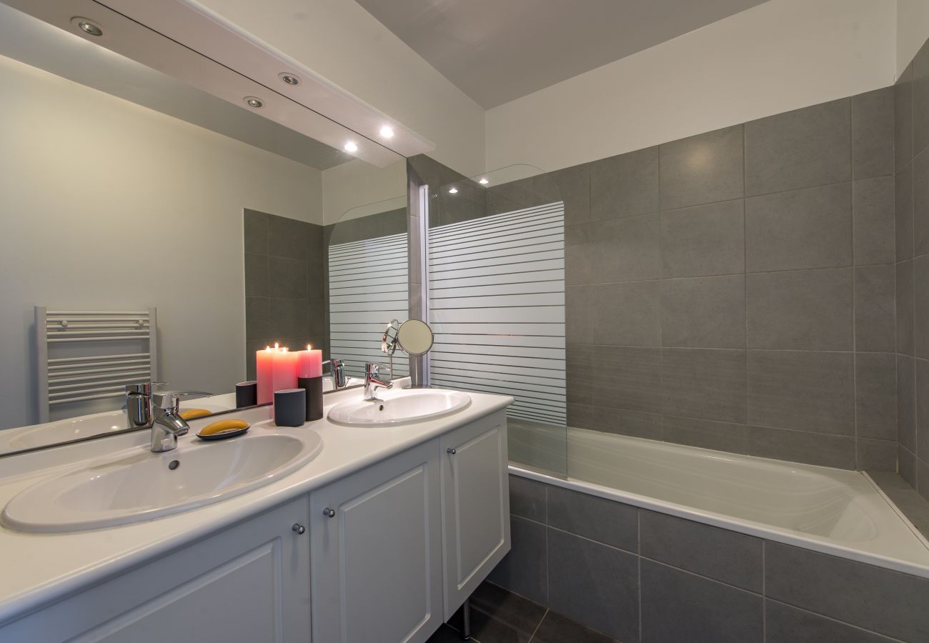 bain, appartement, luxe, location saisonnière, annecy, vacances, vue lac, montagne, hôtel, plage privée, neige, soleil 
