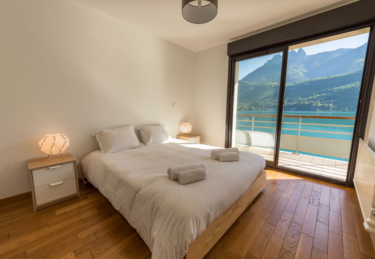 Chambre double avec accès balcon et vue sur le lac d'Annecy et sa salle de bain attenante 