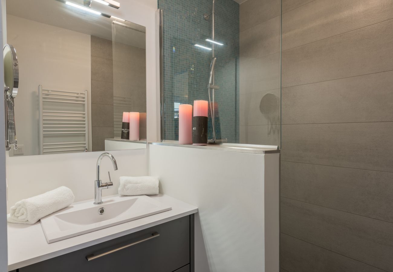Salle de douche moderne avec vasque dans un appartement chaleureux à Duingt