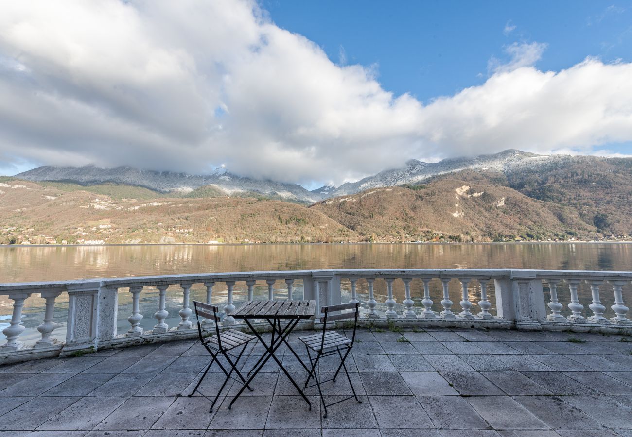 terrasse, appartement, luxe, location saisonnière, annecy, vacances, vue lac, montagne, hôtel, plage privée, neige, soleil 