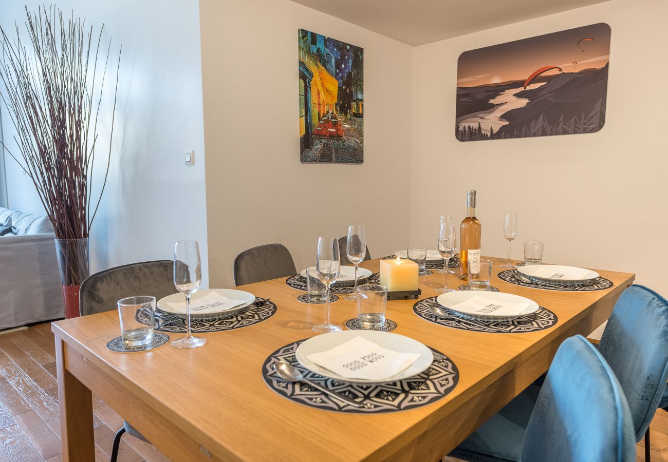 salle à manger, appartement, luxe, location saisonnière, annecy, vacances, lac, montagne, plage privée, neige, soleil  