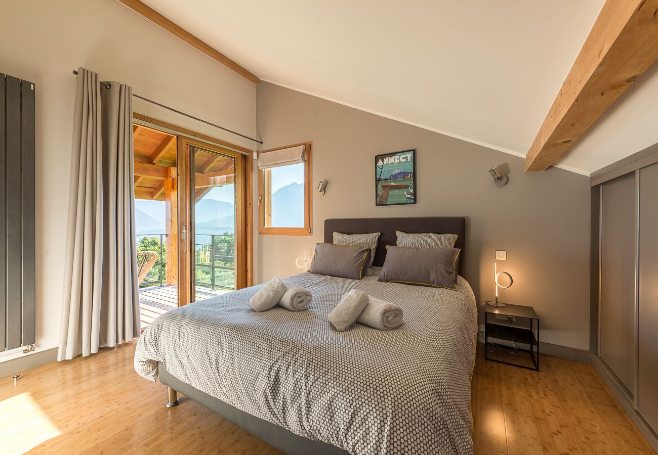 Chambre parentale avec terrasse privée et vue lac