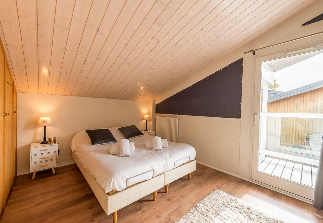 Chambre cocooning avec deux lits simples twinables dans une villa à Bredannaz 